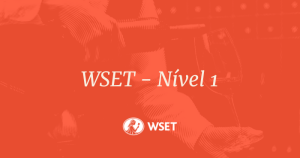 Banner com fundo laranja vibrante e ilustrações estilizadas de uma taça e uma garrafa de vinho ao fundo. No centro, o texto em branco "WSET – Nível 1" e, logo abaixo, o logotipo circular da WSET.
