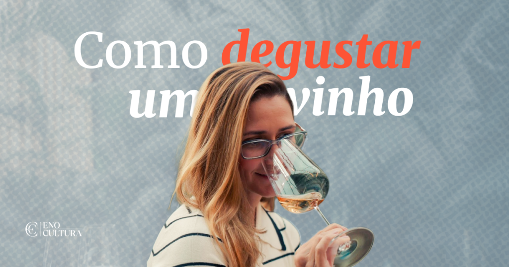 Mulher loira de óculos sorri enquanto aproxima uma taça de vinho branco/rosé do nariz para sentir o aroma. Sobreposta à imagem, está o texto "Como degustar um vinho" e o logo da Eno Cultura no canto inferior esquerdo.