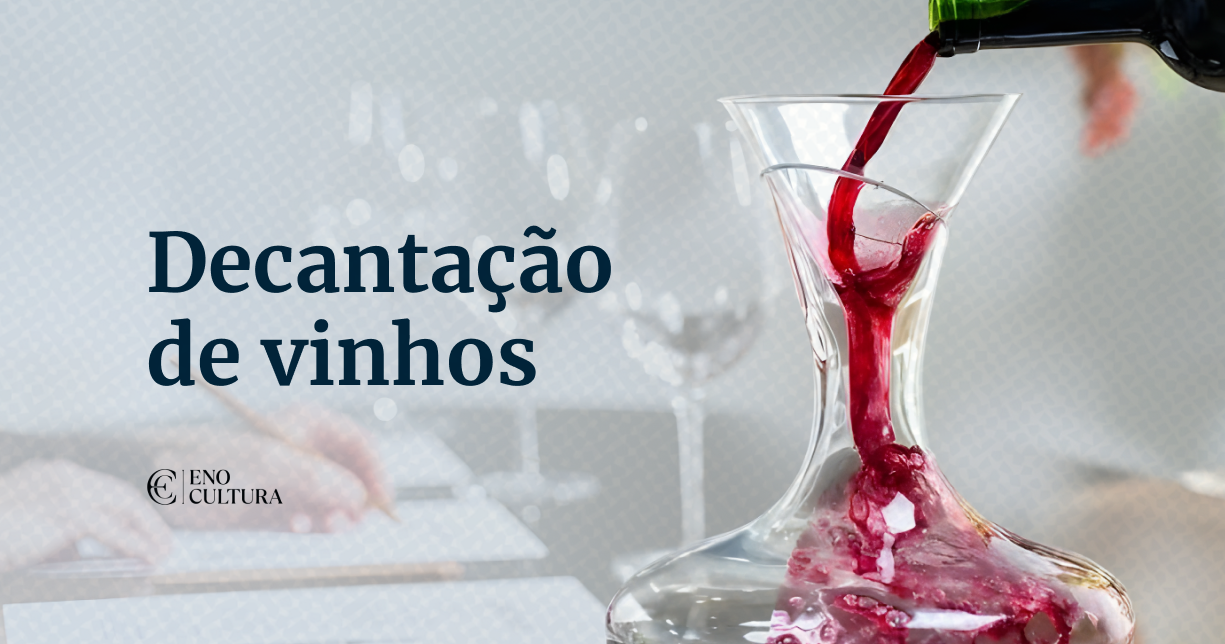 Foto em close de vinho tinto sendo vertido de uma garrafa para um decanter de vidro transparente. Ao lado esquerdo, o texto "Decantação de vinhos" e o logo da Eno Cultura em fundo claro e desfocado.