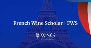 O Gemini disse Esta é uma imagem promocional para o programa de certificação French Wine Scholar (FWS), oferecido pelo Wine Scholar Guild (WSG). O design apresenta um fundo azul texturizado com a silhueta em marca d'água da Torre Eiffel, complementado no canto superior direito por uma representação estilizada da bandeira francesa. No centro da imagem, o texto em destaque diz "French Wine Scholar | FWS" em fonte branca e nítida. Abaixo desse texto, encontra-se o logotipo oficial do Wine Scholar Guild (WSG), que inclui um ícone de chama e o nome da organização.