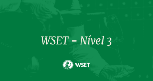 Banner em tons de verde com fundo texturizado em estilo gravura, exibindo a silhueta de uma pessoa servindo vinho em uma taça. No centro, o texto em branco destaca: "WSET – Nível 3". Na parte inferior, centralizado, encontra-se o logotipo circular da WSET (Wine & Spirit Education Trust).
